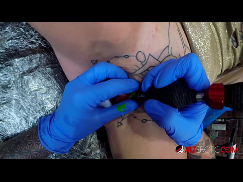 ❤️ Estremamente tatuato hottie Sully Savage ottenuto un tatuaggio sul suo clitoride ️ Super pornoal it.tube-sexer-com.ru ☑